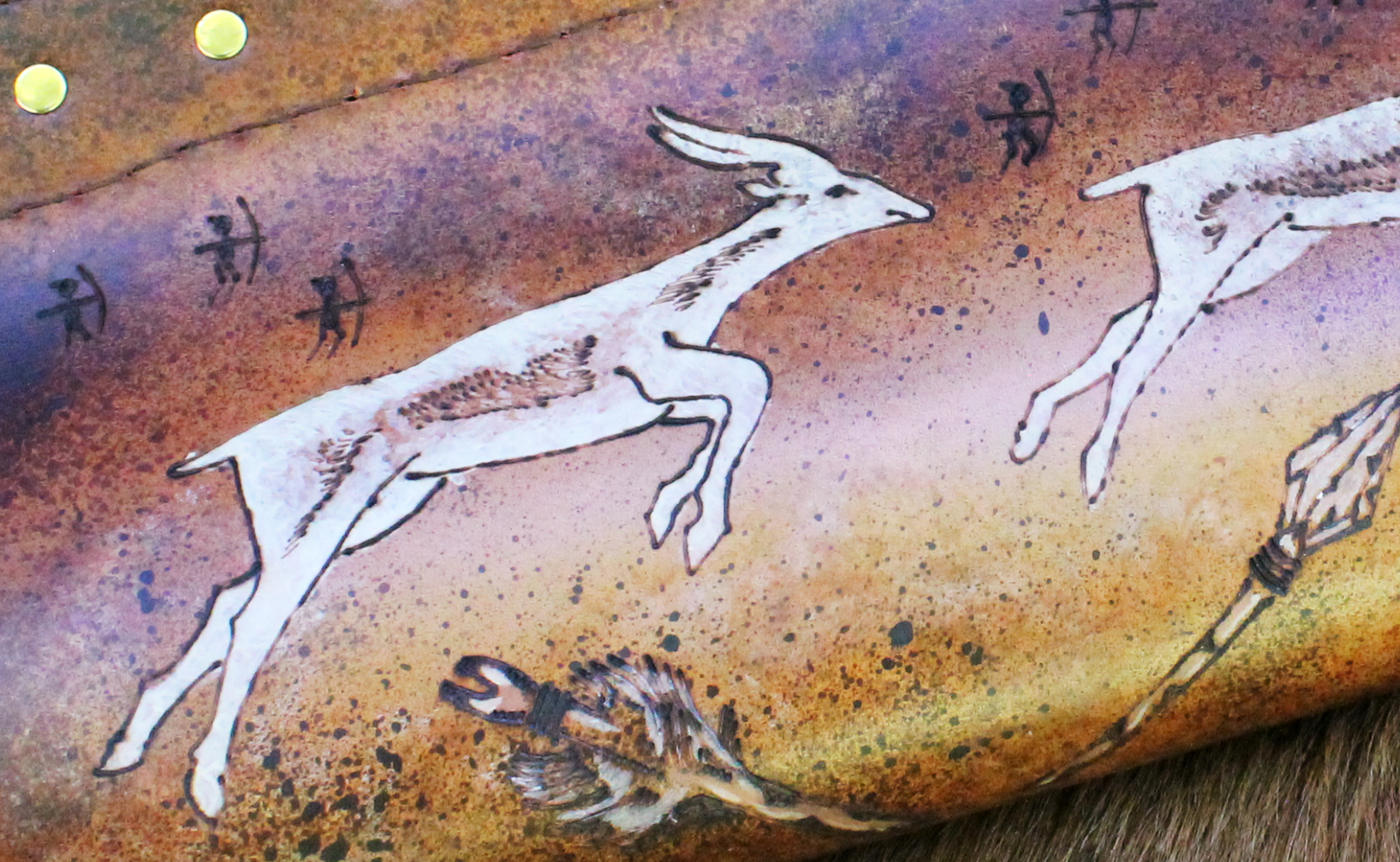 Gemalte weiße Antilope im Steinzeit-Stil auf einem Lederköcher